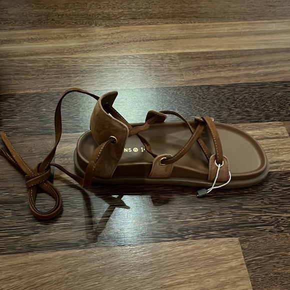 Florens Tan sandals girls Size 34 NEW in box suede top & rubber insole/sole - Picture 2 of 6